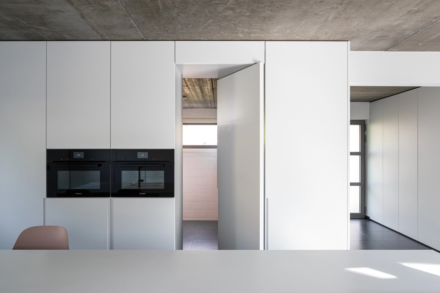 Een ingewerkte deur in je keuken als hoogtepunt van functionaliteit en esthetiek.
